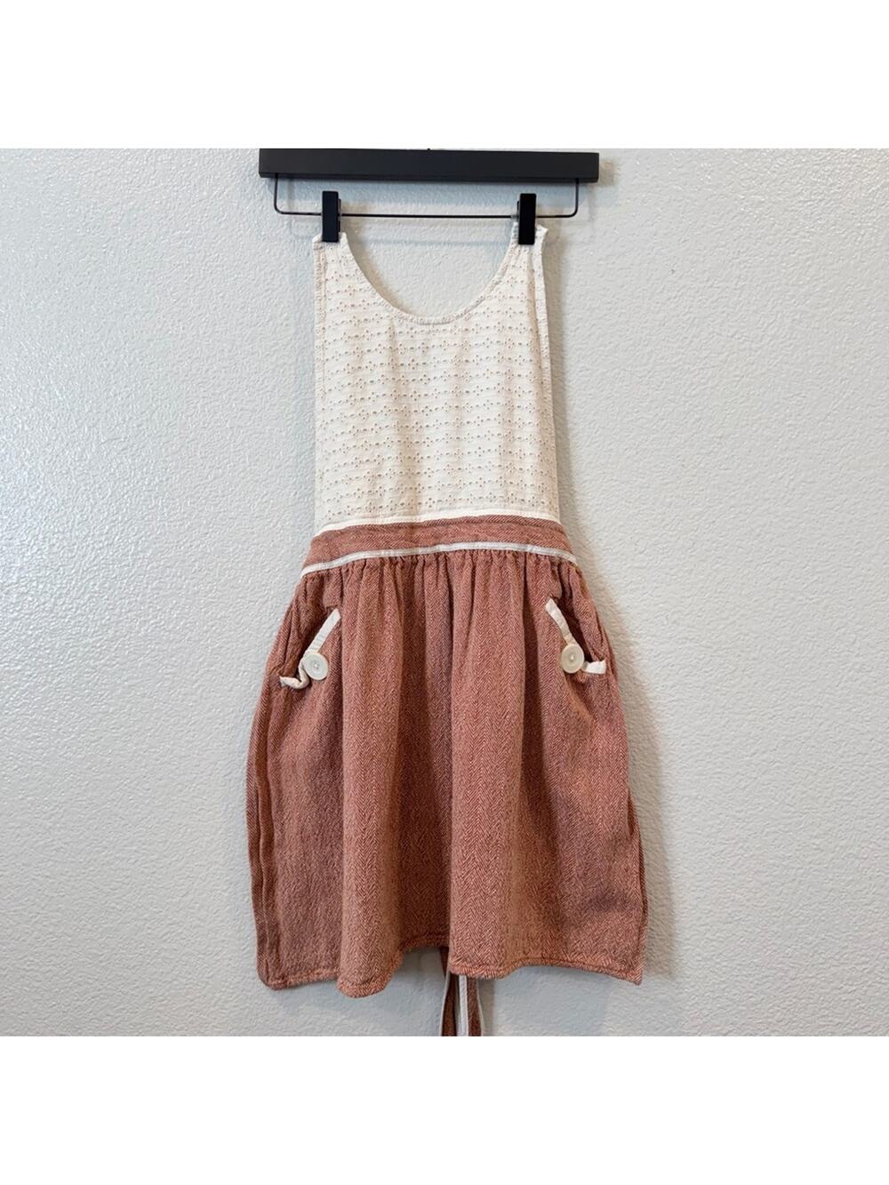 Sur La Table ivory eyelet and brown herringbone apron side pockets